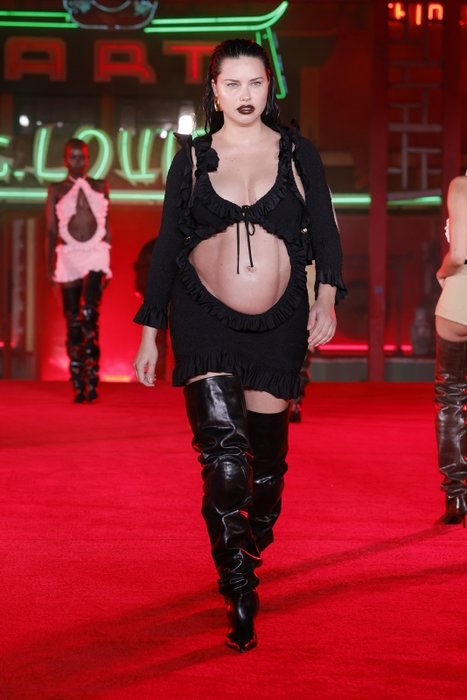 Adriana Lima tarzıyla Cannes’a damga vurdu