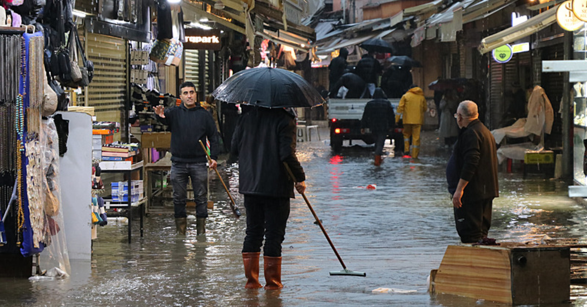 İzmir sular altında kaldı! O yollar göle döndü