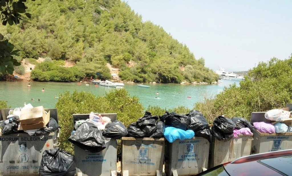 Bodrum’da sosyete çöplerin arasından denize giriyor