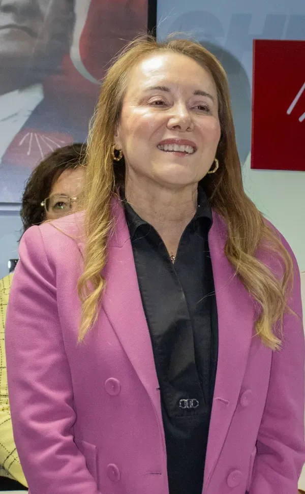 izmirde-istifa-dalgasi-buyuyor-buyuksehirin-ardindan-konakta-da-sok-ayrilik-1783088239557.png