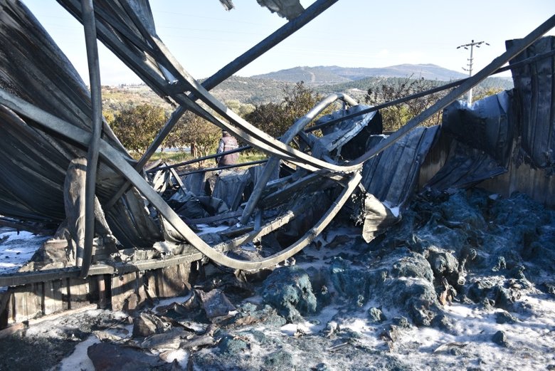 Menemen’de sebze meyve halinde korkutan yangın