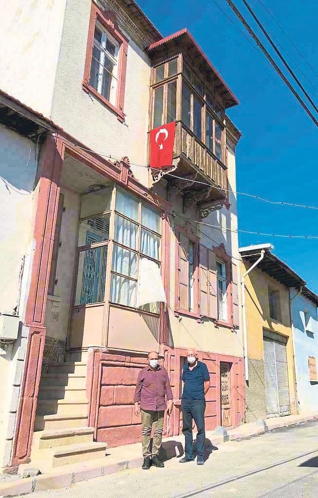 Onassis’in doğduğu eve Türk bayrağı
