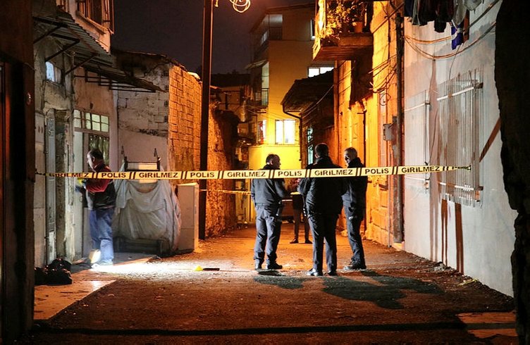 İzmir Konak’ta kiracı ev sahibini pompalı tüfekle öldürdü