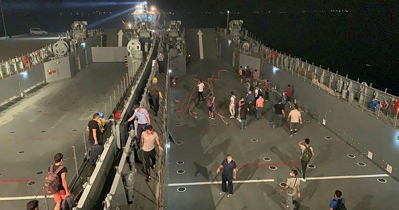 Milas’ta vatandaşlar çıkarma gemileriyle tahliye ediliyor