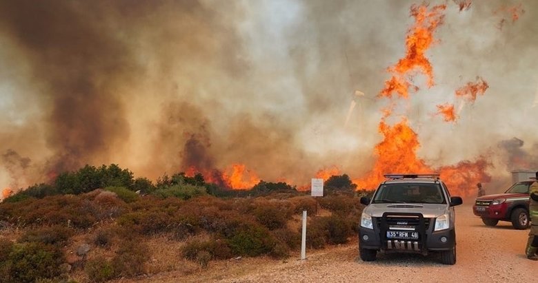 Son dakika: İzmir Çeşme’de makilik alanda yangın! Alevler elektrik santrallerine ilerliyor
