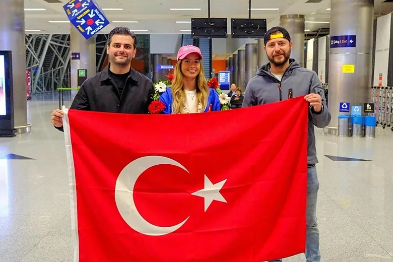 İzmir seninle gurur duyuyor Eda! Okyanusları aşıp memleketine döndü