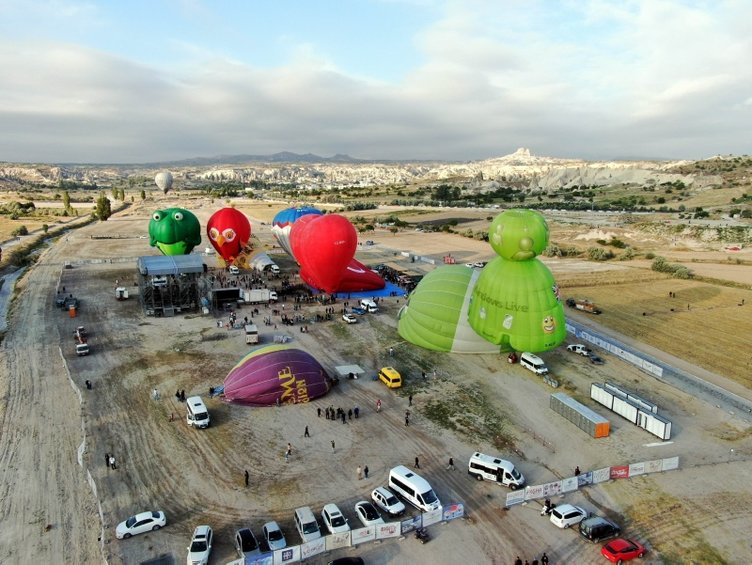 Balon festivali Kapadokya semalarında renkli görüntüler oluşturdu!