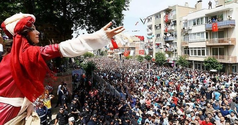 Binlerce kişi eller havaya eller şifaya diyecek