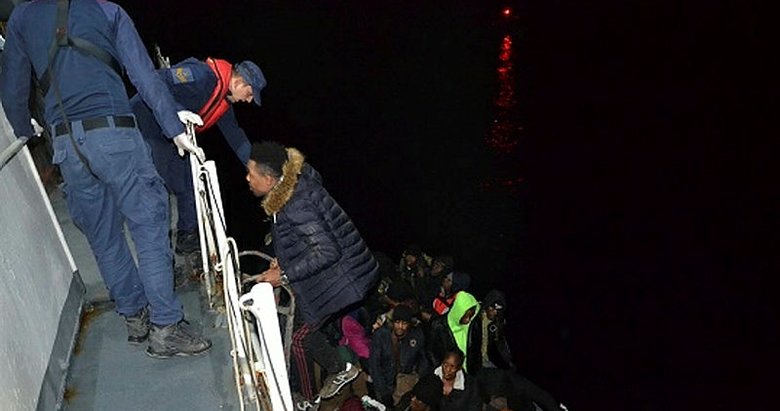 Çanakkale’de lastik bot içinde 43 kaçak göçmen yakalandı