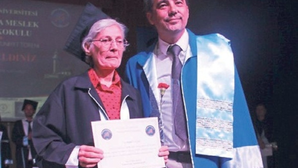 Diplomasını dekan oğlunun elinden aldı