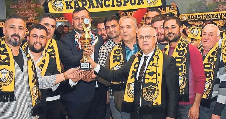 Kapancıspor zaferi kutluyor