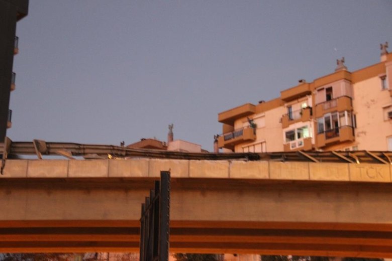 Beton mikseri viyadükten uçtu: 1 ölü