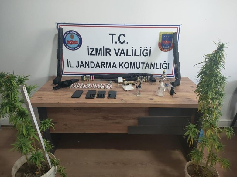 İzmir’de uyuşturucu şebekesine baskın: 12 gözaltı
