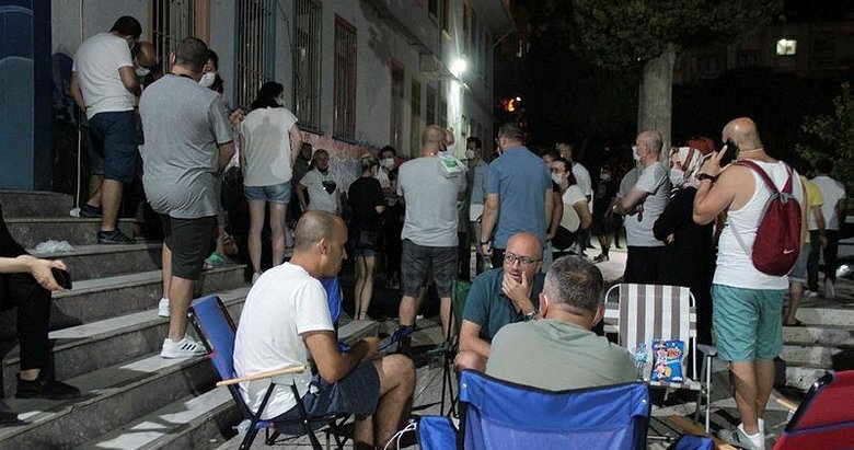 Izmir Deki Okuldan Ilginc Uygulama Veliler En Iyi Ogretmeni Secmek Icin Geceden Kuyruga Girdi Izmir Haberleri