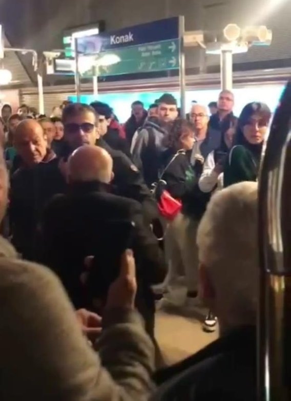 Metro bozulunca İzmirliler çileden çıktı! Kapıları tekmeleyip makinisti dövmeye kalktılar