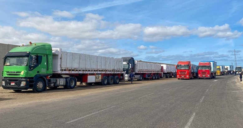 Katil İsrail, Gazze’ye yardım girişlerini durdurdu