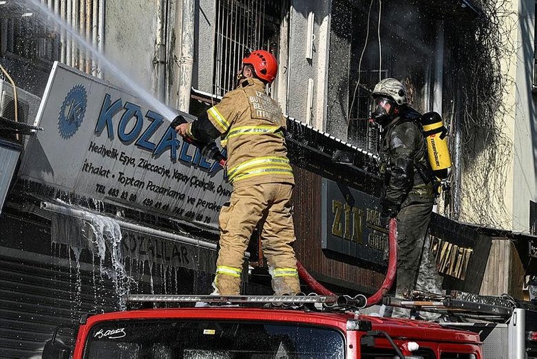 İzmir’de Kemeraltı Çarşısı’nda iş merkezi yangını! Çok sayıda ekip yönlendirildi