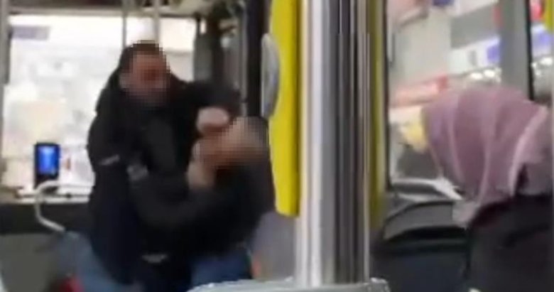 İzmir’de belediye otobüsünde kavga! Bıçaklama anı böyle görüntülendi