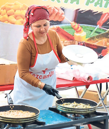 Muğla’daki şölende 5 ton hamsi dağıtıldı