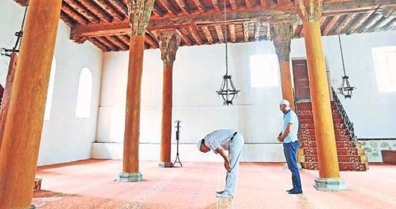 Kırk ahşap sütun üzerindeki cami