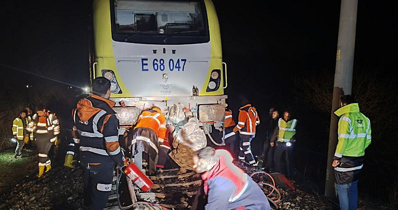 Düşen kaya parçası Balıkesir’de yolcu treninin lokomotifini raydan çıkardı!