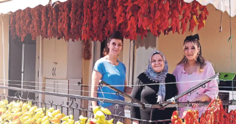 Apartman balkonunda kuru biber üssü
