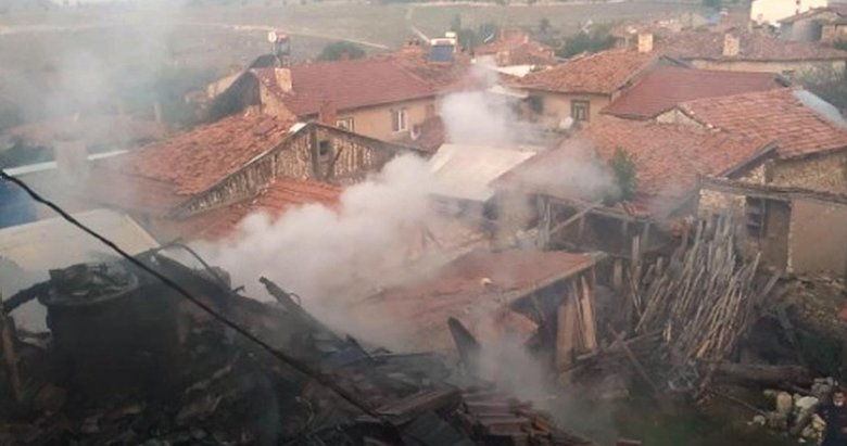 Kütahya’da 2 katlı ev yandı