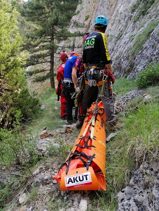 Denizli’de bir kişi dağ yürüyüşünde 200 metrelik kayalıktan düşüp öldü