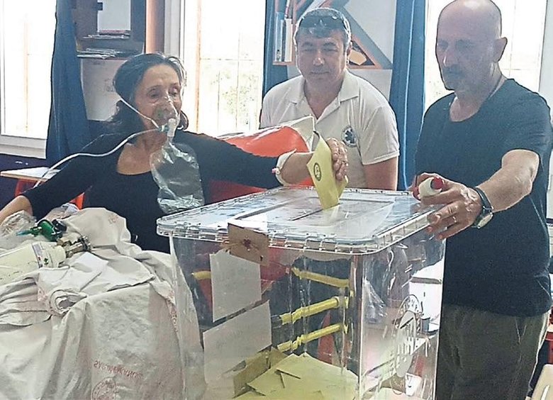 Sandık başından renkli ve ilginç seçim manzaraları