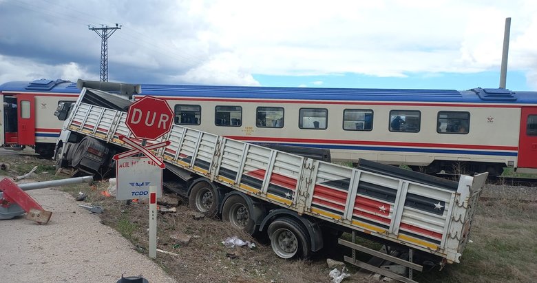 Afyon’da faciadan dönüldü! Hemzemin geçitteki tıra tren çarptı