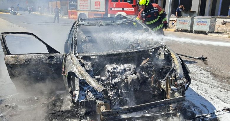 Balıkesir’de yanan araç dakikalar içinde kül oldu!