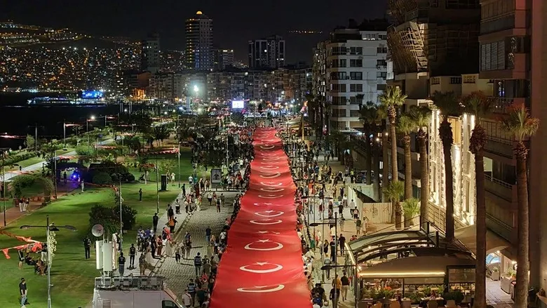 İzmir’de 9 Eylül coşkusu fener alayıyla son buldu