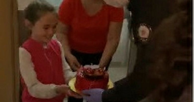 9 yaşındaki Ada’ya polisten doğum günü sürprizi