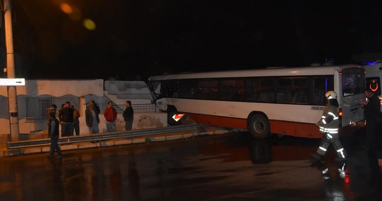 Personel servis otobüsü eve çarptı