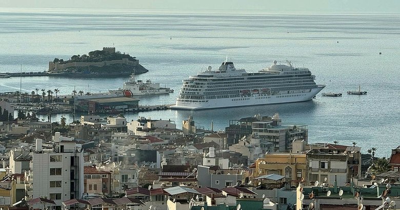 Dev gemi 930 yolcusuyla Kuşadası’na geldi