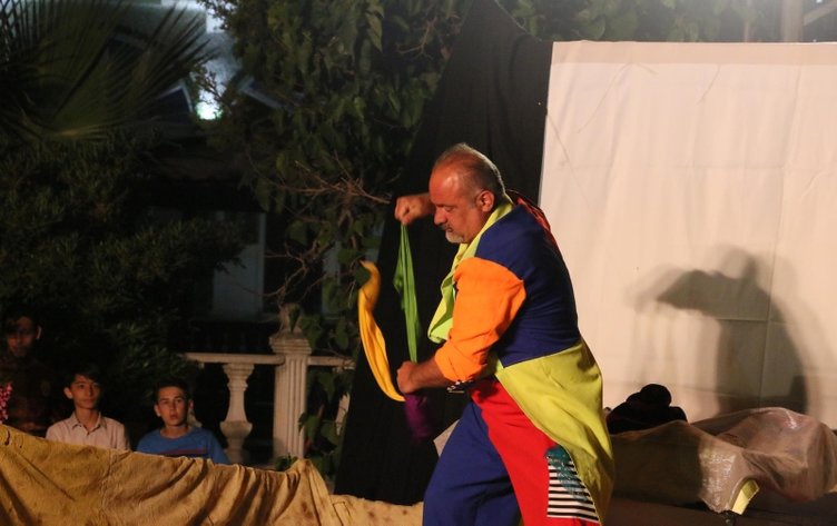 Manisa’da bir kişi sirkini, doğup büyüdüğü mahallesine taşıdı