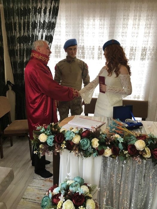 Manisa’da renkli nikah! Komando üniformasıyla evlendi