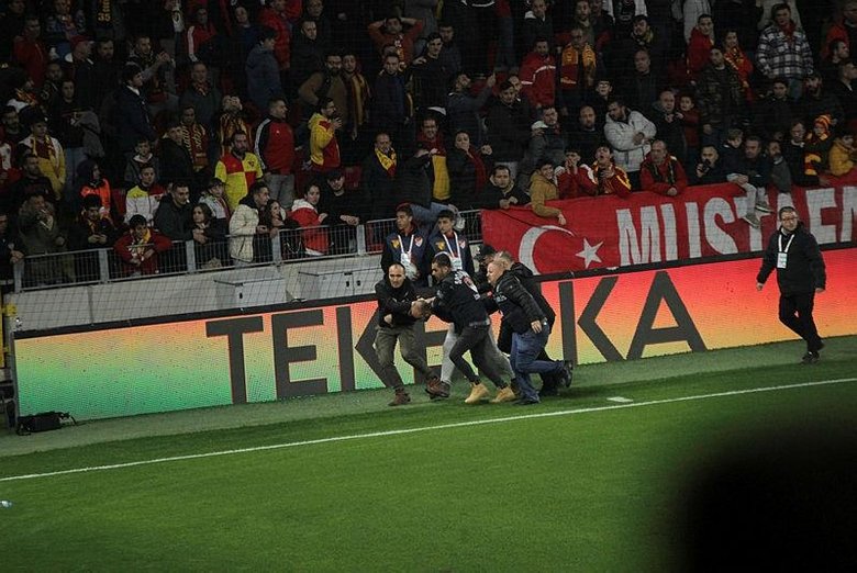 Göztepe - Altay maçında olaylar çıktı: Tribüne fişek, kaleciye sopalı saldırı!