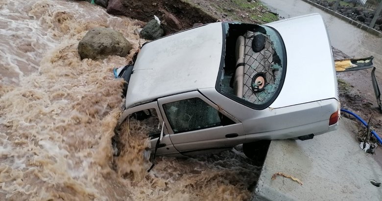 İzmir’de park halindeki araç sel sularına teslim oldu