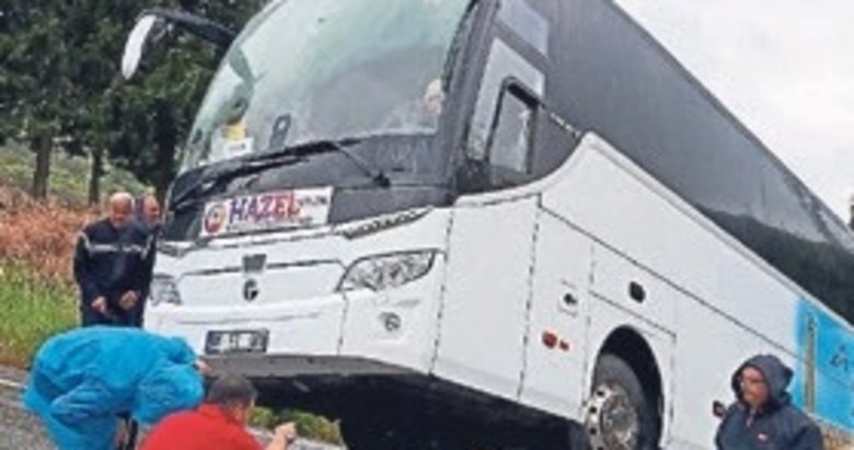 Selçuk’ta rampayı çıkamayan tur otobüsü şarampole kaydı