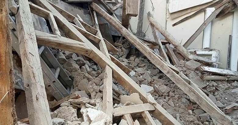 İzmir’de tadilat halindeki bina çöktü! Vatandaşlar göçük altında kalan işçinin yardımına koştu