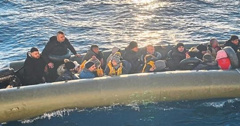 İzmir açıklarındaki botta 33 göçmen yakalandı