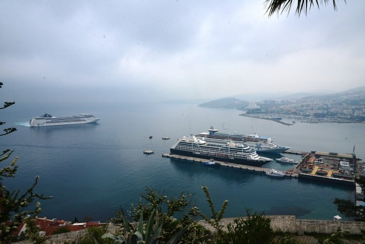 Kuşadası’nda turist bereketi! 3 kruvaziyer binlerce turist getirdi