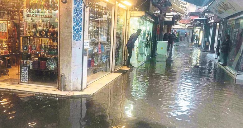 İzmir yine sular altında