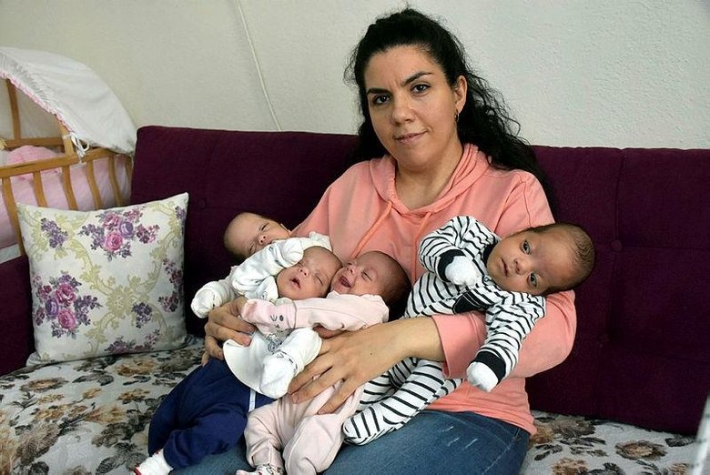 7 yıl çocuk özlemi çeken çift, yeni yılı dördüzleri ile karşıladı