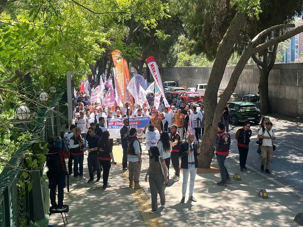 chpnin-il-binasina-yuruduler-izmirde-4-belediyede-is-birakma-eylemi-bu-dupeduz-hak-gaspidir-1777468439490.jpg