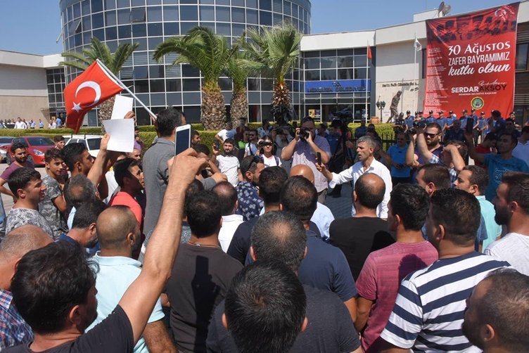 İzmir’de CHP’li Menemen Belediyesi önünde eylem! Başkan Serdar Aksoy’dan skandal açıklama