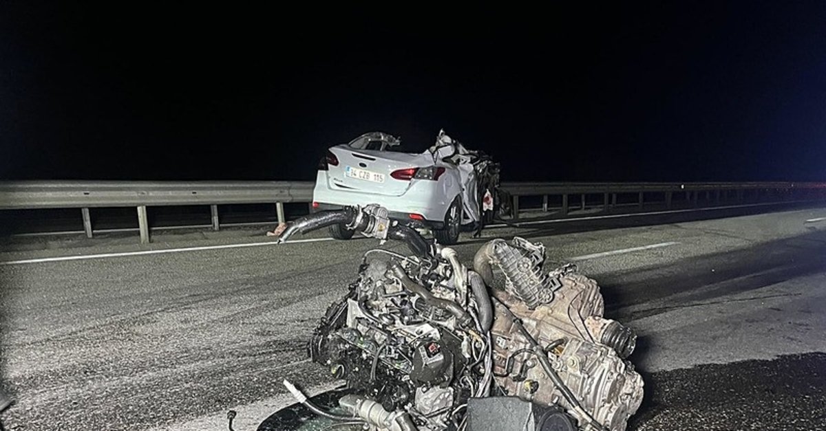 Manisa'da dehşet anlar! Kamyona çarpan otomobil yapboz gibi dağıldı: 1 ölü, 2 yaralı