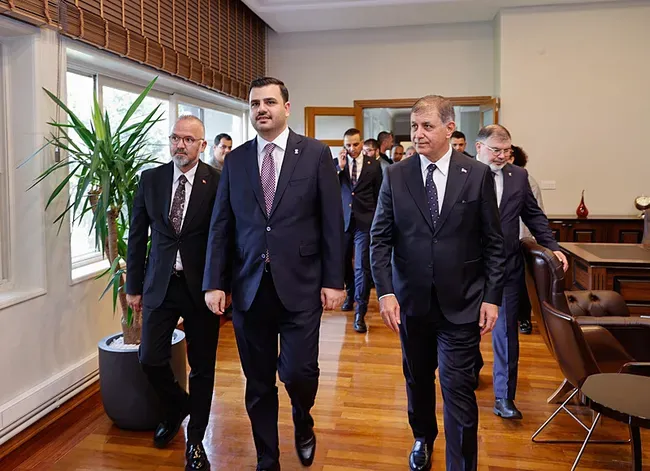ak-parti-genel-sekreteri-eyyup-kadir-inandan-ozgur-ozele-sert-tepki-omrunun-sonuna-kadar-izmir-dusmani-olarak-1792145875228.png