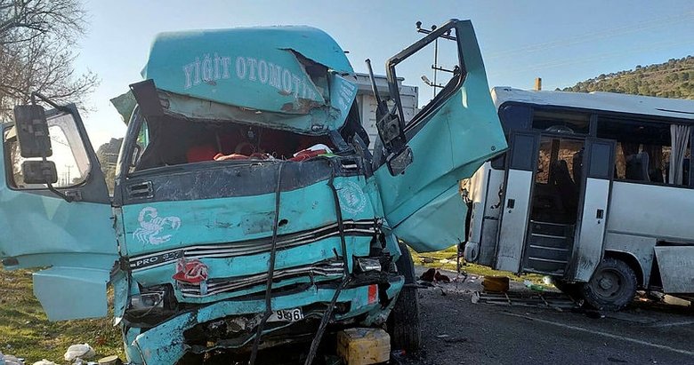 Son dakika: İzmir’de işçi servisi ile kamyon çarpıştı! Ölü ve yaralılar var